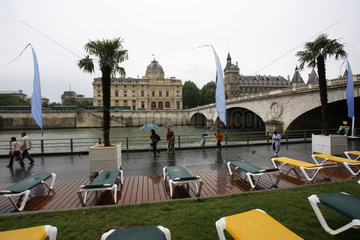 Leere Liegestuehle am Ufer der Seine in Paris