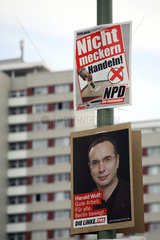 Wahlplakate von PDS und NPD vor Hochhaus in Berlin