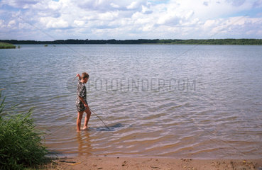 Paetz  Deutschland  ein Junge watet in einem See