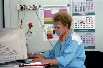 Frau arbeitet am Computer im Buero  Russland