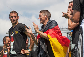 Berlin  Deutschland  Manuel Neuer und Bastian Schweinsteiger