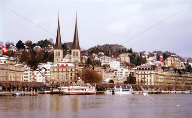 Hofkirche und Vierwaldstaettersee in Luzern (Schweiz)
