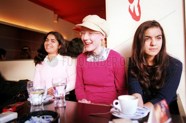 Drei junge Frauen iin einem Cafe in Leipzig