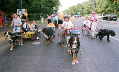 Hunde ziehen Wagen auf der Fiffi-Parade in Berlin