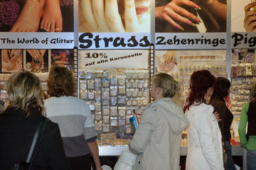 Berlin  Deutschland  Messebesucherinnen vor einer Wand mit Nagelaccessoires