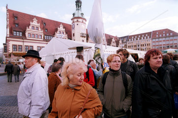 Menschen auf dem Marktplatz in Leipzig