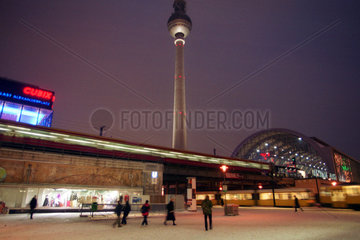Schnee liegt am Alexanderplatz in Berlin