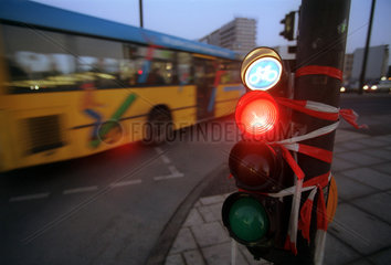 Rote Ampel und rechtsabbiegender Bus am Abend