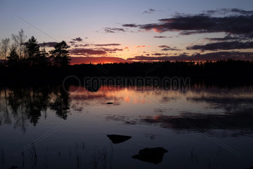 Lessebo  Schweden  Sonnenuntergang ueber dem See Rottnen