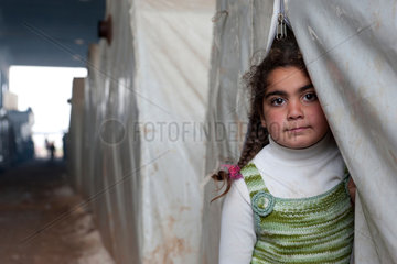 Azaz  Syrien  ein Maedchen im Fluechtlingslager Azaz Camp an der tuerkischen Grenze