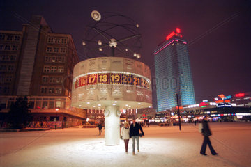 Weltzeituhr und Schnee am Alexanderplatz in Berlin