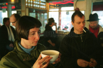 Junge Frau im Cafe Ankerklause in Berlin-Kreuzberg