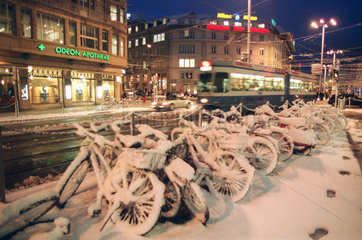 Eingeschneite Fahrraeder in Zuerich (Schweiz)
