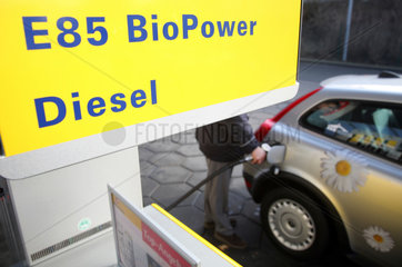 Muenster  Deutschland  ein Mann tankt sein Flexi-Fuel-Auto mit Bioethanol E85