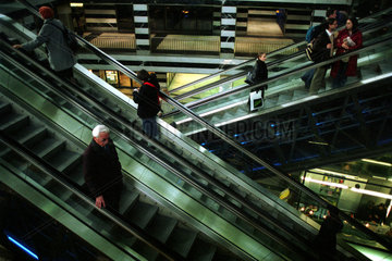 Menschen auf einer Rolltreppe