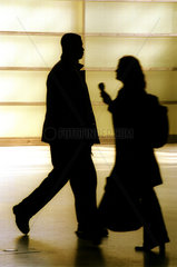 Die Silhouette eines Mannes und einer Frau