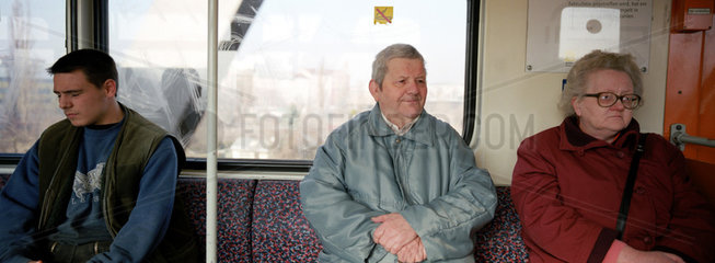 Schlafender Mann neben Rentnerpaar in der U-Bahn