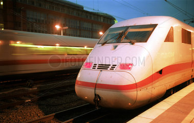 Stehender ICE Zug der Deutschen Bahn AG