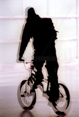 Die Silhouette eines Fahrradfahrers