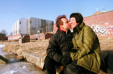 Berlin-Kreuzberg: Paar kuschelt in der Wintersonne