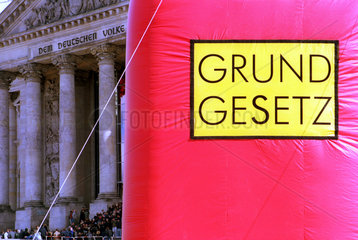 Grundgesetzbuch aus Gummi vor dem Reichstag in Berlin