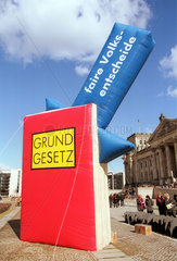 Grundgesetzbuch aus Gummi vor dem Reichstag in Berlin