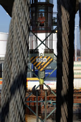 Berlin  Deutschland  Kranfuehrer am Containerterminal Westhafen