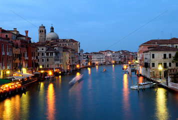 Venedig  Italien  der abendliche Canal Grande