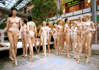 Eine Gruppe Schaufensterpuppen ohne Kleidung