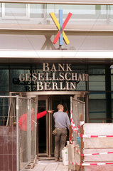 Eingang mit Baustelle der Bankgesellschaft Berlin AG