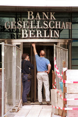 Eingang mit Baustelle der Bankgesellschaft Berlin AG
