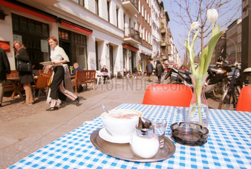 Tisch mit karierter Decke und leerem Stuhl in Berlin