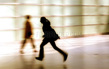 Die Silhouette einer rennenden  jungen Frau