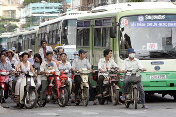 Vietnam  zaehfliessender Verkehr in Saigon