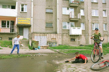 Slubice  Kinder spielen vor Wohnhaus in Polen