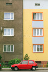 Gestrichene und ungestrichene Fassade in Polen
