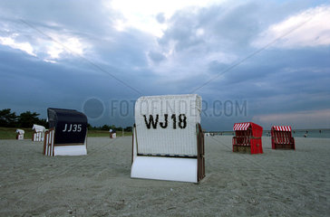 Prerow  leere Strandkoerbe bei Regenwetter an der Ostsee