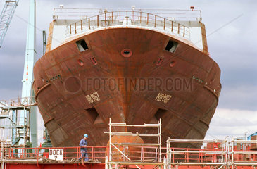 Schiffbau im Dock der Sietas Werft
