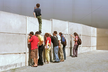 Besucher in der Gedenkstaette Berliner Mauer in Berlin