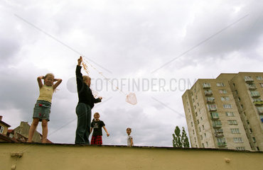 Kinder spielen mit Plastiktuete als Drachen in Polen
