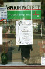 Schaufenster einer Apotheke in Polen