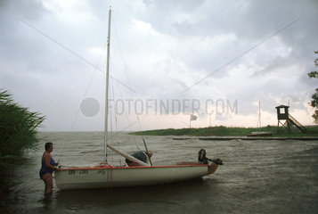 Segelboot bei Sturm am Oderhaff