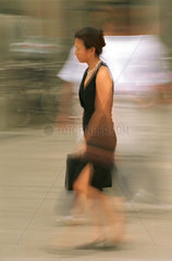 Elegante  asiatische Frau mit Aktentasche