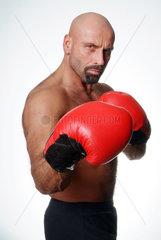 Ein Mann trainiert Boxen