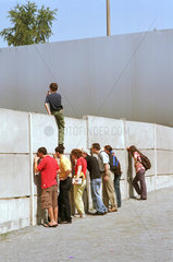 Besucher in der Gedenkstaette Berliner Mauer in Berlin