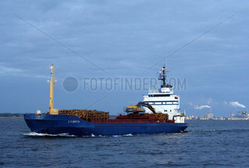 Wismar  Frachter Lisbeth vor dem Hafen