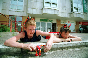 Jungen spielen mit ihren Figuren in Berlin-Marzahn