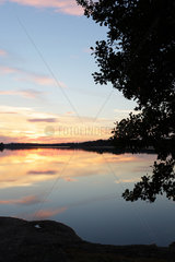 Silvkoparen  Schweden  Sonnenuntergang an einem See bei Silvkoparen