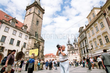 Touristen auf dem Altstaedter Ring in Prag