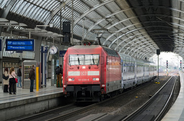 Berlin  Deutschland  ein EuroCity faehrt in den Bahnhof Berlin-Spandau ein